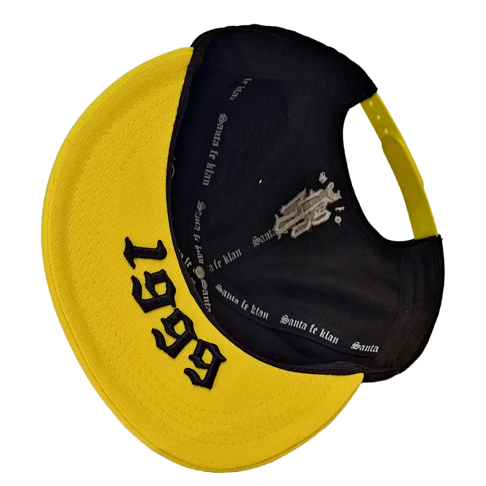 GORRA PREMIUM LOGO Y 1999 EN LA VICERA NEGRO Y AMARILLO VUELTA.webp