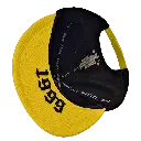 GORRA PREMIUM LOGO Y 1999 EN LA VICERA NEGRO Y AMARILLO VUELTA.webp