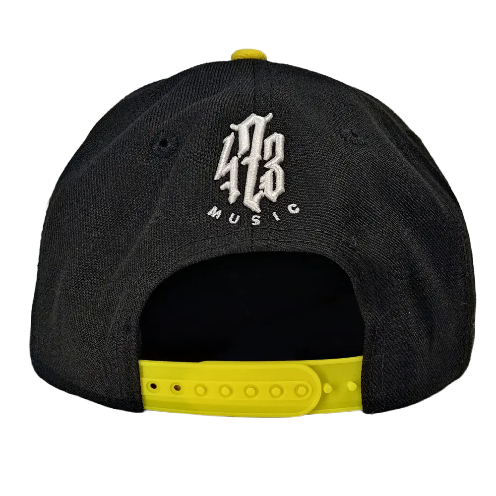 GORRA PREMIUM LOGO Y 1999 EN LA VICERA NEGRO Y AMARILLO ATRAS.webp