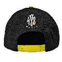 GORRA PREMIUM LOGO Y 1999 EN LA VICERA NEGRO Y AMARILLO ATRAS.webp